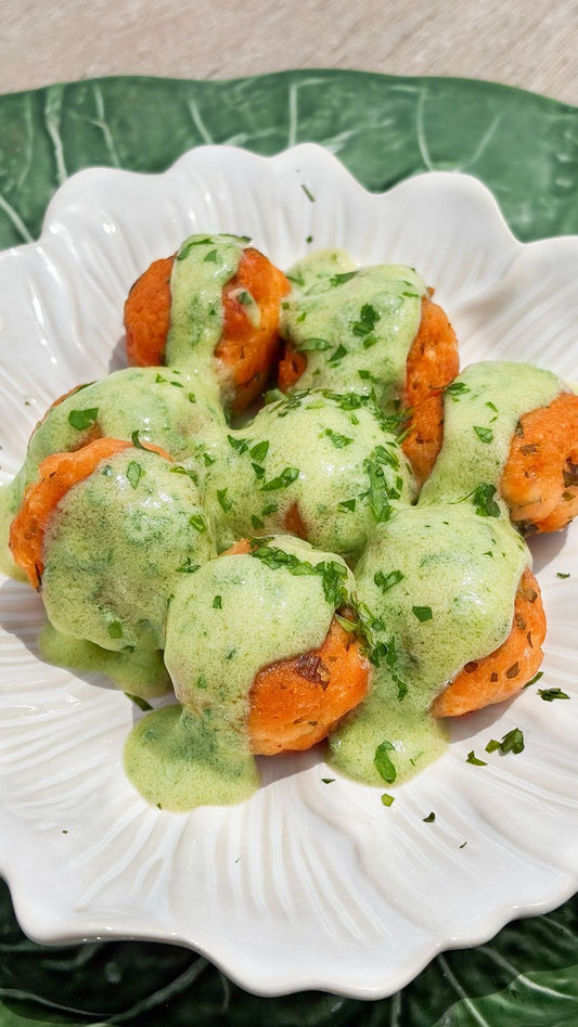 Albóndigas De Salmón Con Salsa De Yogurt