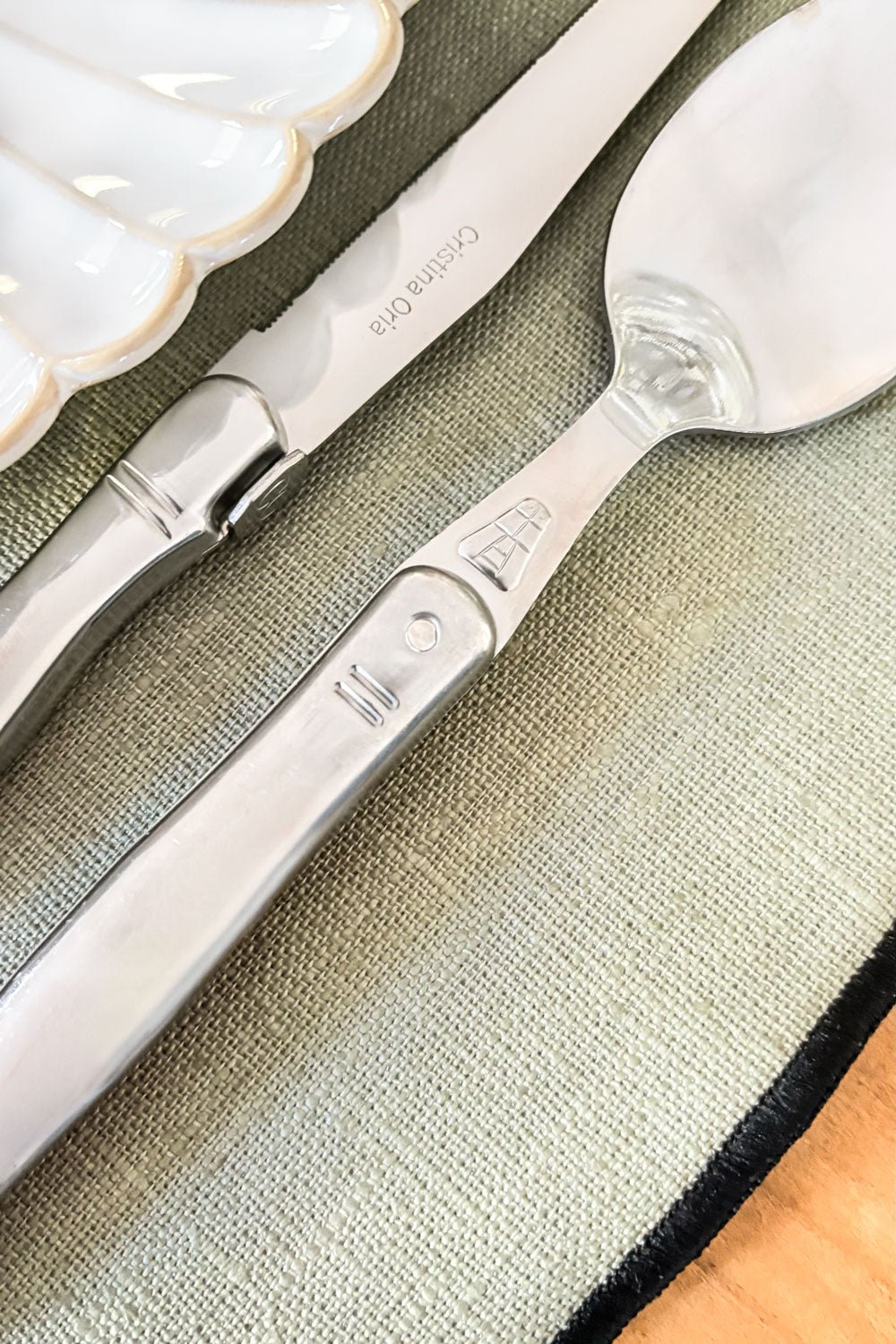 Detalle Textura Individual De Lino Impermeable Verde Con Borde Negro Cristina Oria