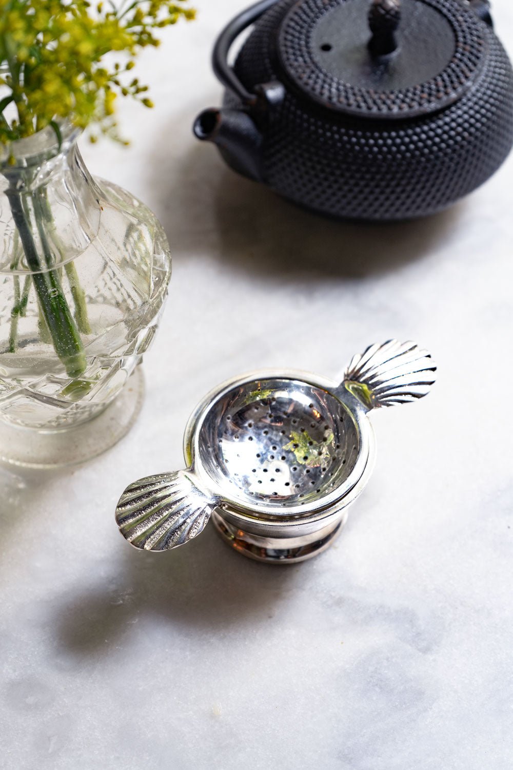 Detalle Infusor De Té Con Asas Con Diseño De Conchas Bañado En Plata Cristina Oria