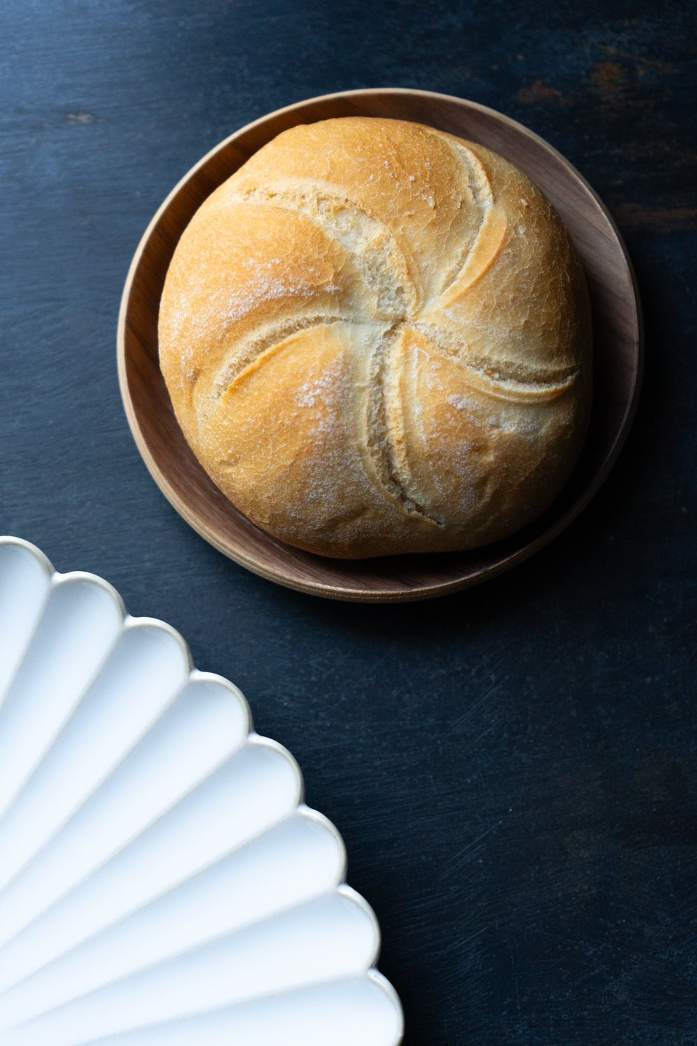 Detalle Plato De Pan De Madera Cristina Oria