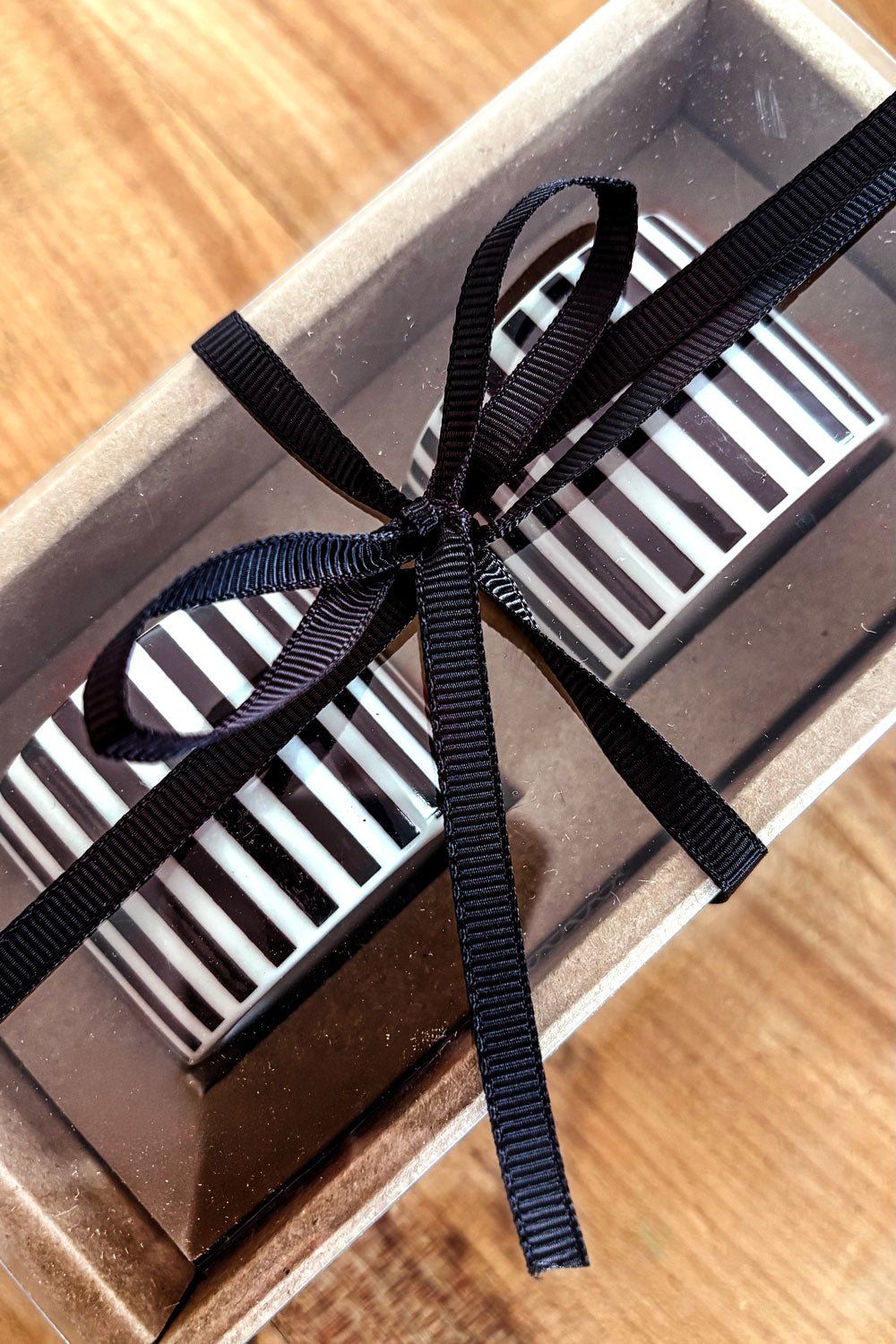 Detalle Caja Regalo Set 2 Servilleteros Rayas Blancas Y Negras Cristina Oria