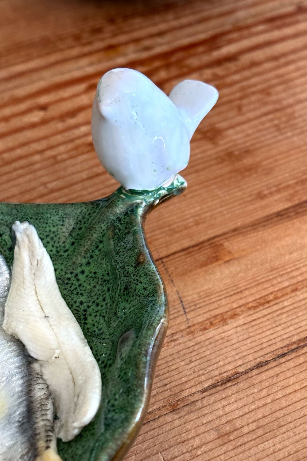 Detalle Figura Bandeja Con Diseño De Hoja Y Figura De Pájaro Cristina Oria