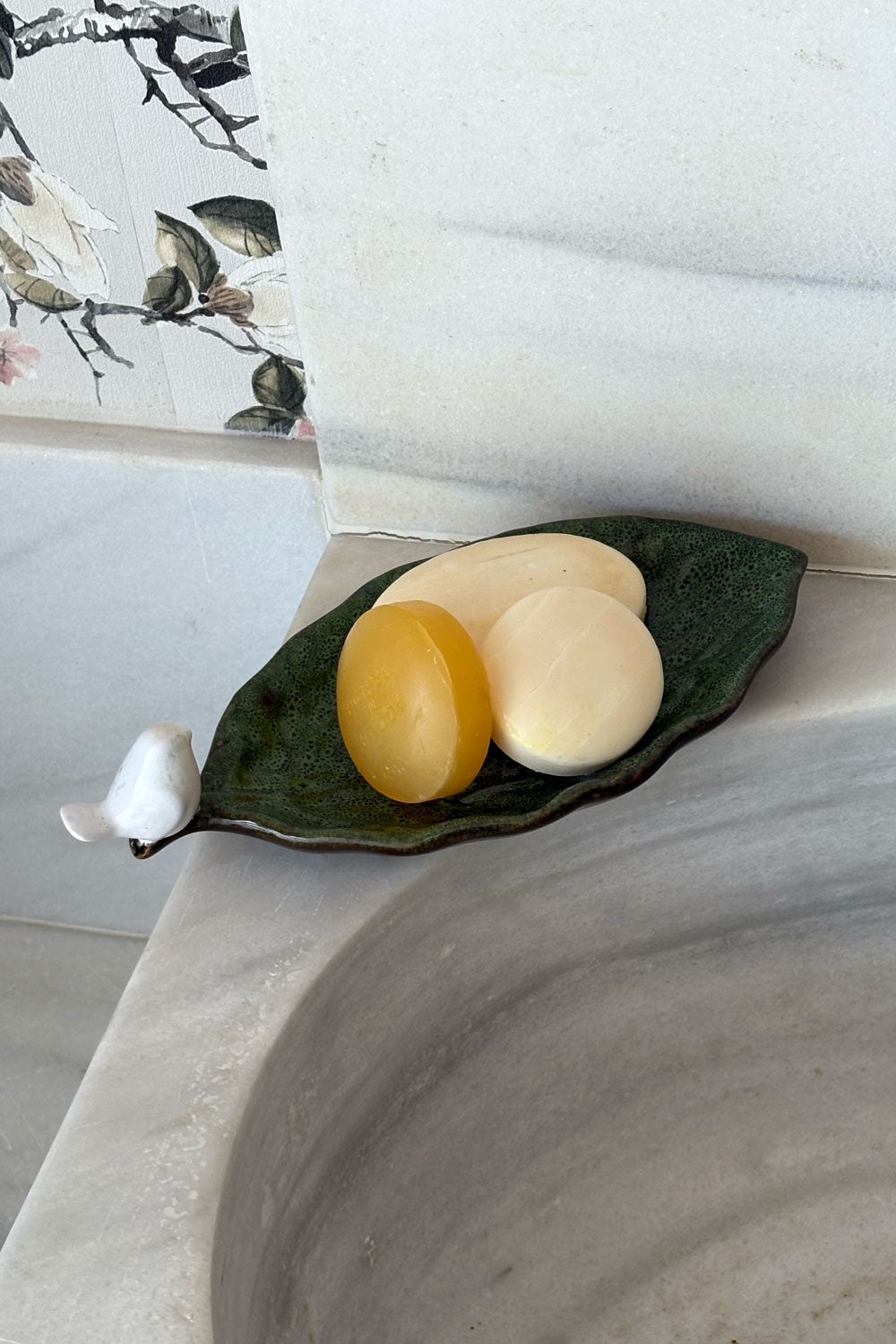 Detalle Decoración Jabón Bandeja Con Diseño De Hoja Y Figura De Pájaro Cristina Oria