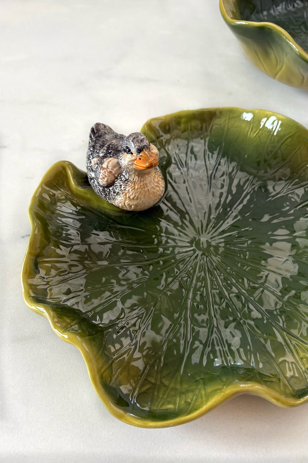 Detalle Plato Con Diseño De Hoja Y Figura De Pato Cristina Oria
