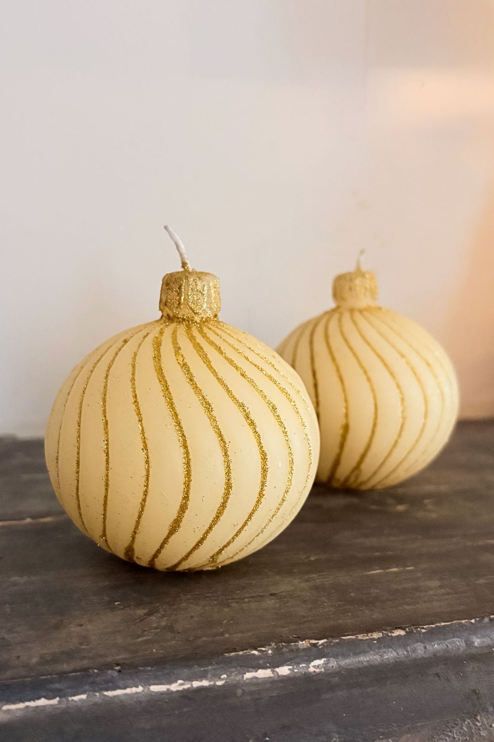 Set aus 2 Kerzen mit goldenem Weihnachtsornament-Design