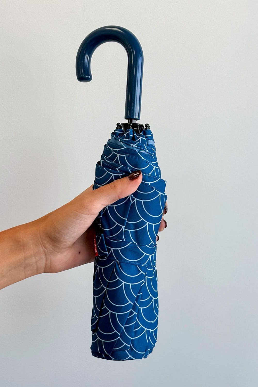 Detalle Paraguas Plegable Con Diseño De Pez Koi Azul Cristina Oria