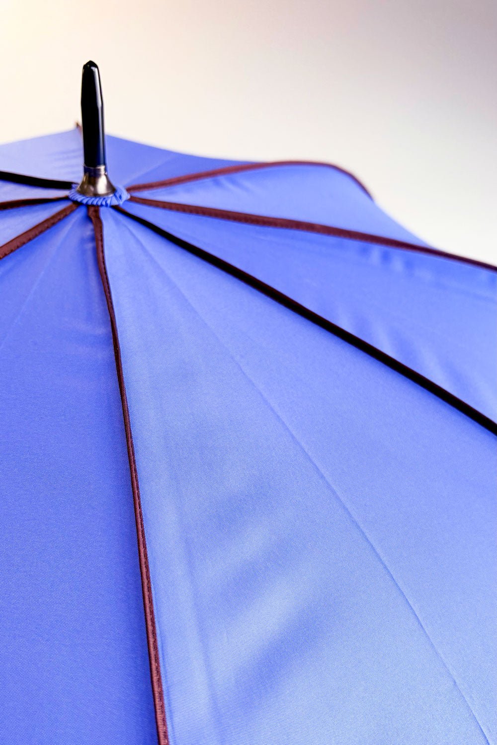 Detalle Diseño Paraguas Largo Con Diseño De Rayas De Colores Azul Cristina Oria