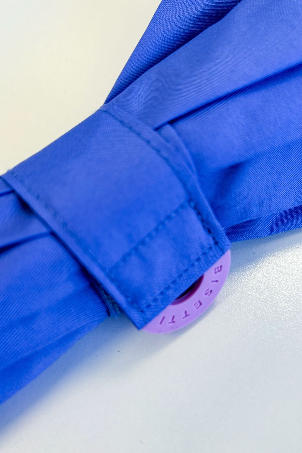 Detalle Cierre Velcro Paraguas Largo Con Diseño De Rayas De Colores Cristina Oria