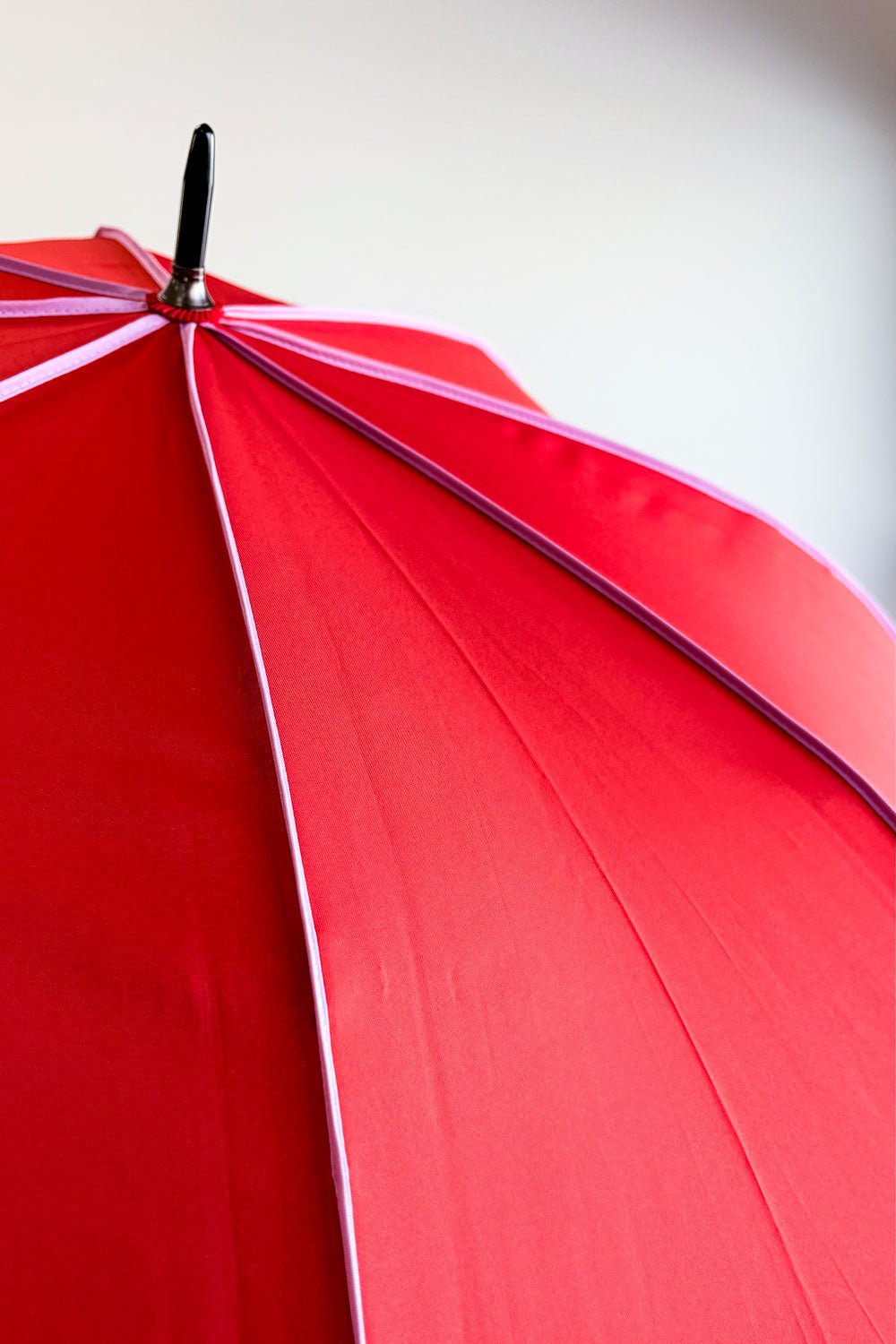 Detalle Diseño Paraguas Largo Con Diseño De Rayas De Colores Rojo Cristina Oria