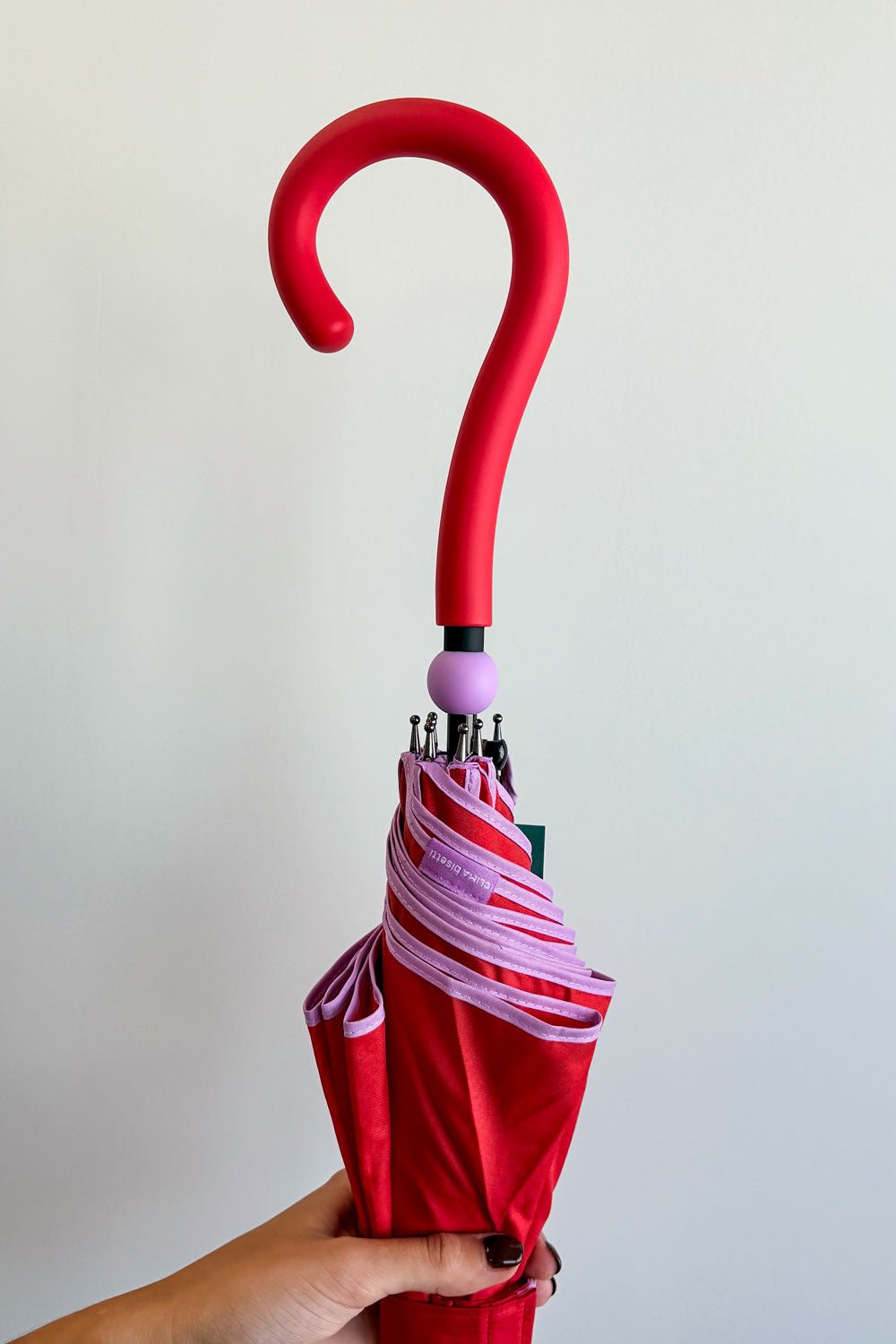 Detalle Puño Paraguas Largo Con Diseño De Rayas De Colores Rojo Cristina Oria