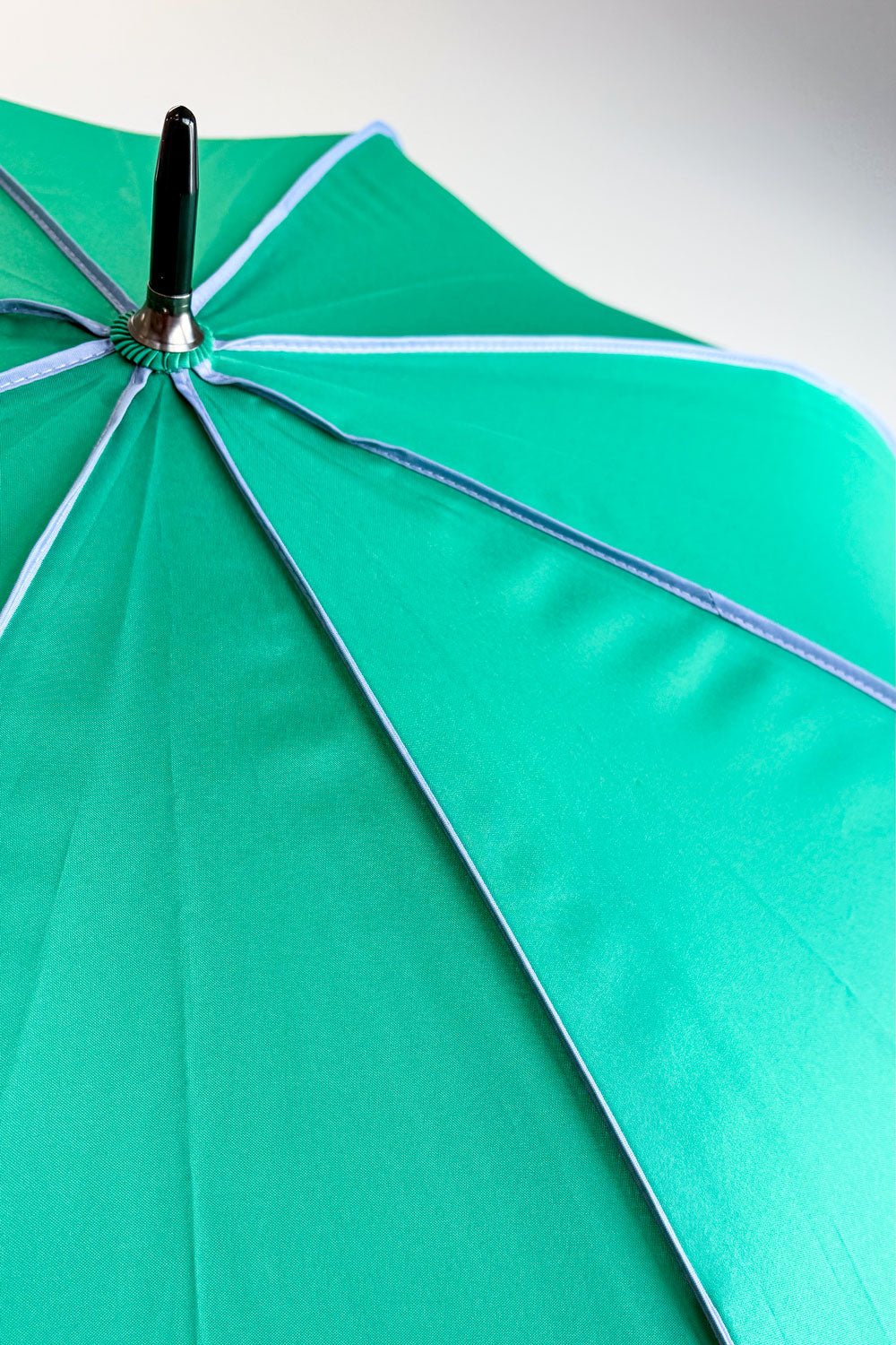 Detalle Diseño Paraguas Largo Con Diseño De Rayas De Colores Verde Cristina Oria