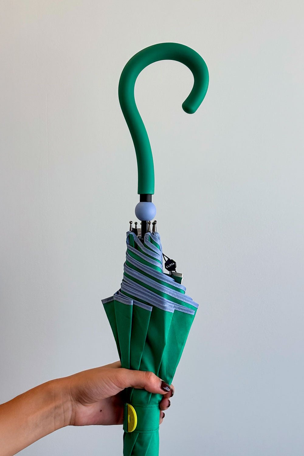 Detalle Puño Paraguas Largo Con Diseño De Rayas De Colores Verde Cristina Oria