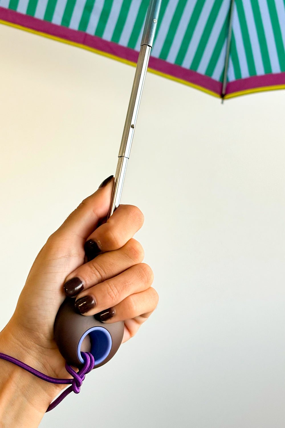 Detalle Puño Paraguas Plegable Con Diseño De Rayas De Colores Marrón Cristina Oria