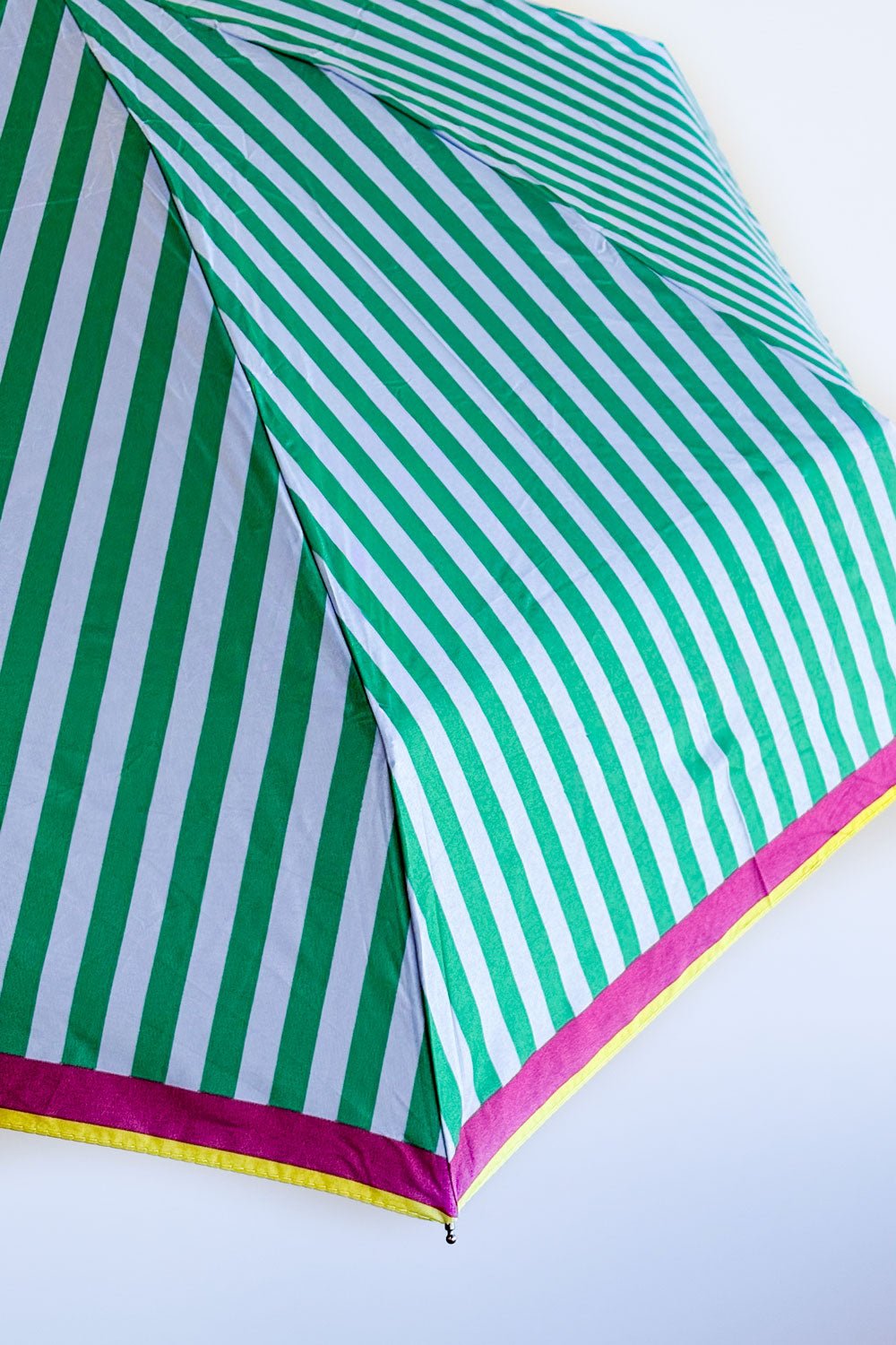 Detalle Paraguas Plegable Con Diseño De Rayas De Colores Rojo Cristina Oria