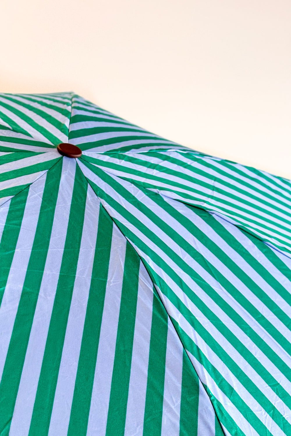 Detalle Diseño Paraguas Plegable Con Diseño De Rayas De Colores Rojo Cristina Oria