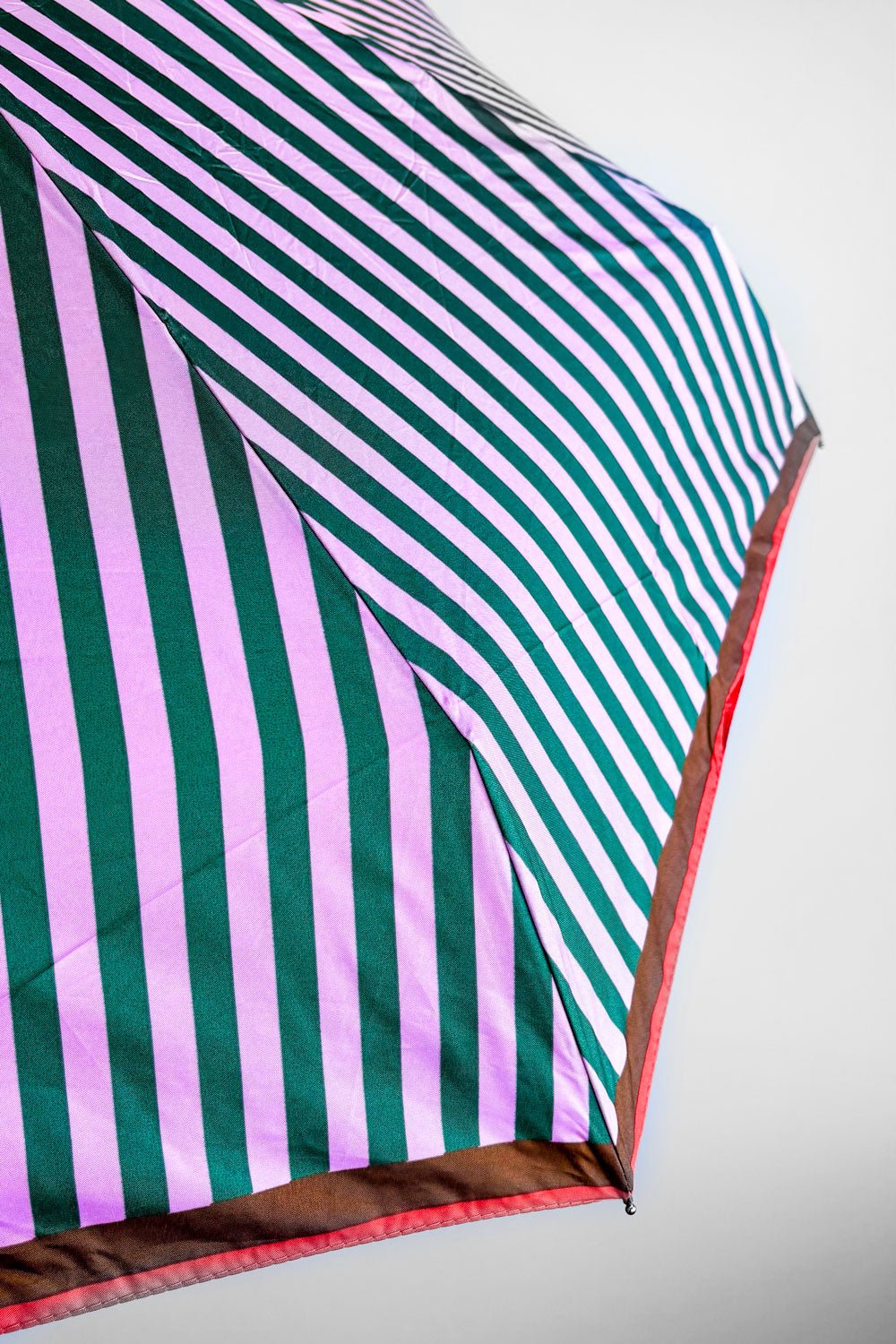 Detalle Paraguas Plegable Con Diseño De Rayas De Colores Marrón Cristina Oria
