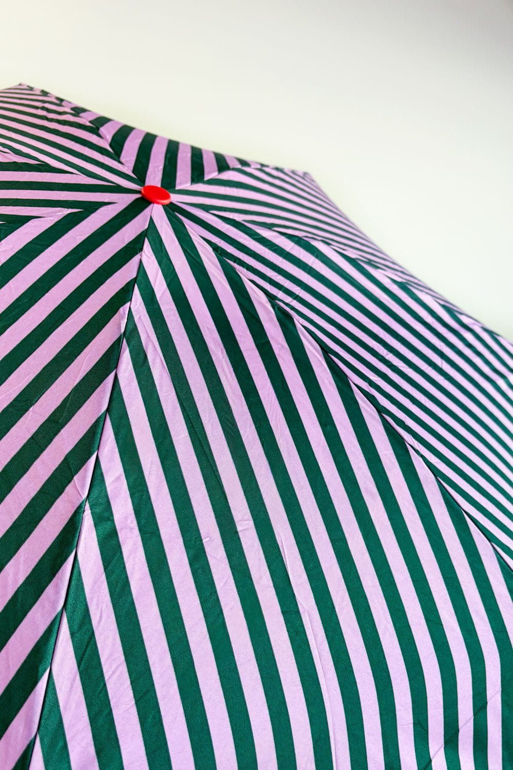 Detalle Diseño Paraguas Plegable Con Diseño De Rayas De Colores Marrón Cristina Oria