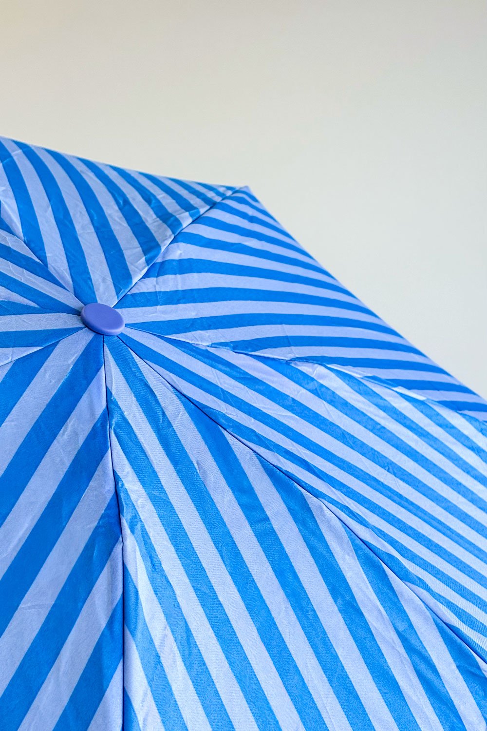 Detalle Diseño Paraguas Plegable Con Diseño De Rayas De Colores Lila Cristina Oria