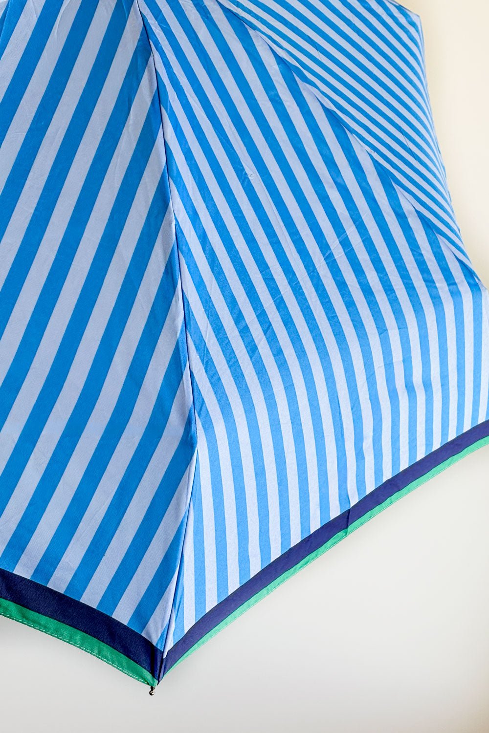 Detalle Paraguas Plegable Con Diseño De Rayas De Colores Lila Cristina Oria