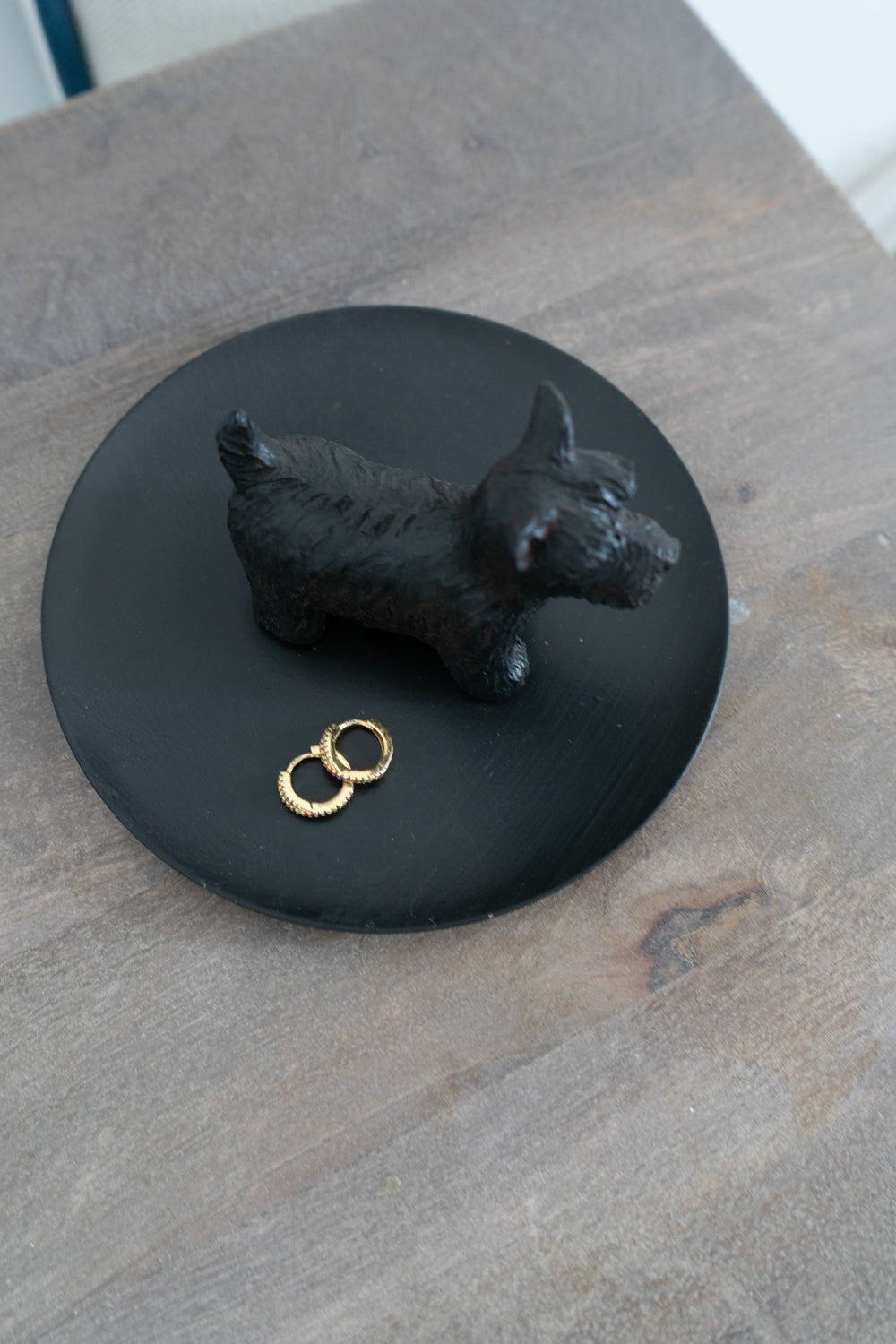 Detalle Platito Negro Con Diseño De Terrier Cristina Oria