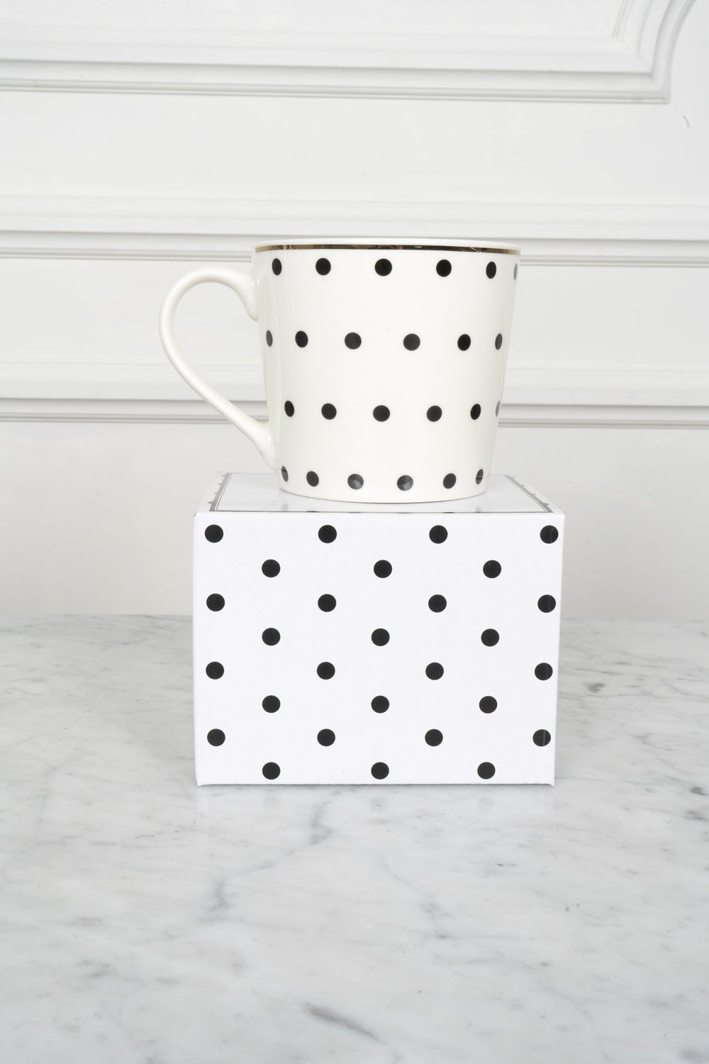 Detalle Taza Negra Y Blanca Figuras Geométricas Diseño Puntos Micro Cristina Oria
