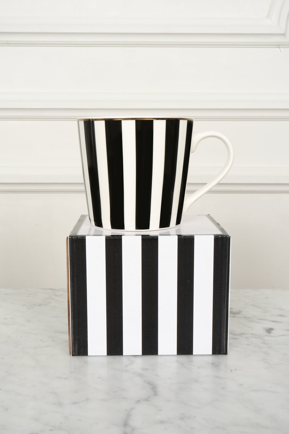 Detalle Taza Negra Y Blanca Figuras Geométricas Diseño Rayas Micro Cristina Oria