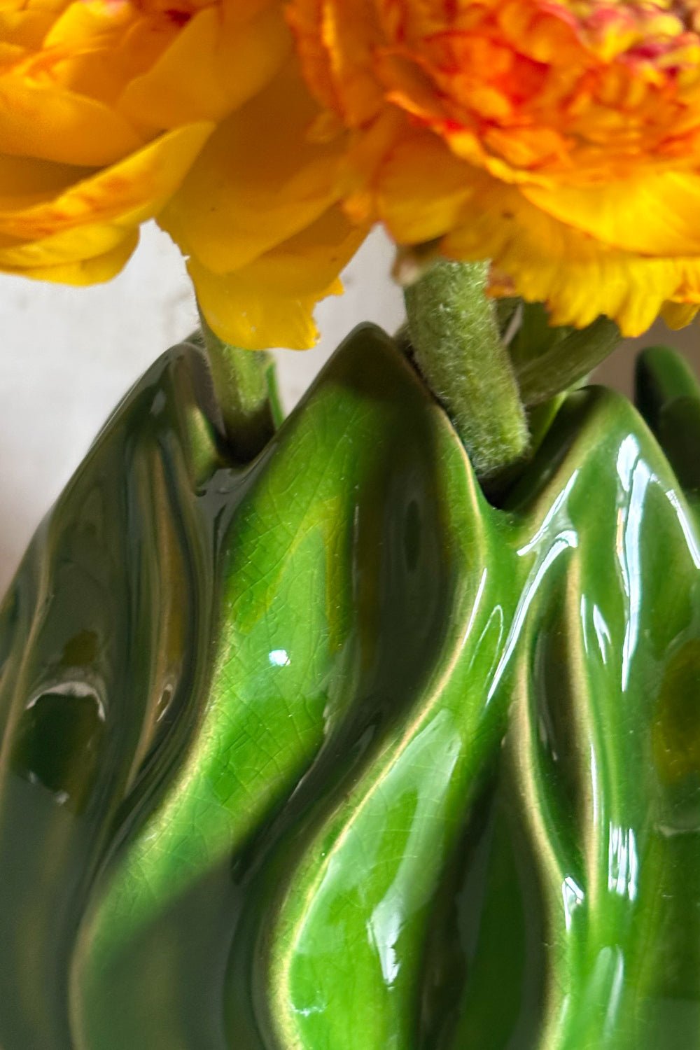 Detalle Jarrón Con Diseño De Hojas Verdes Cristina Oria