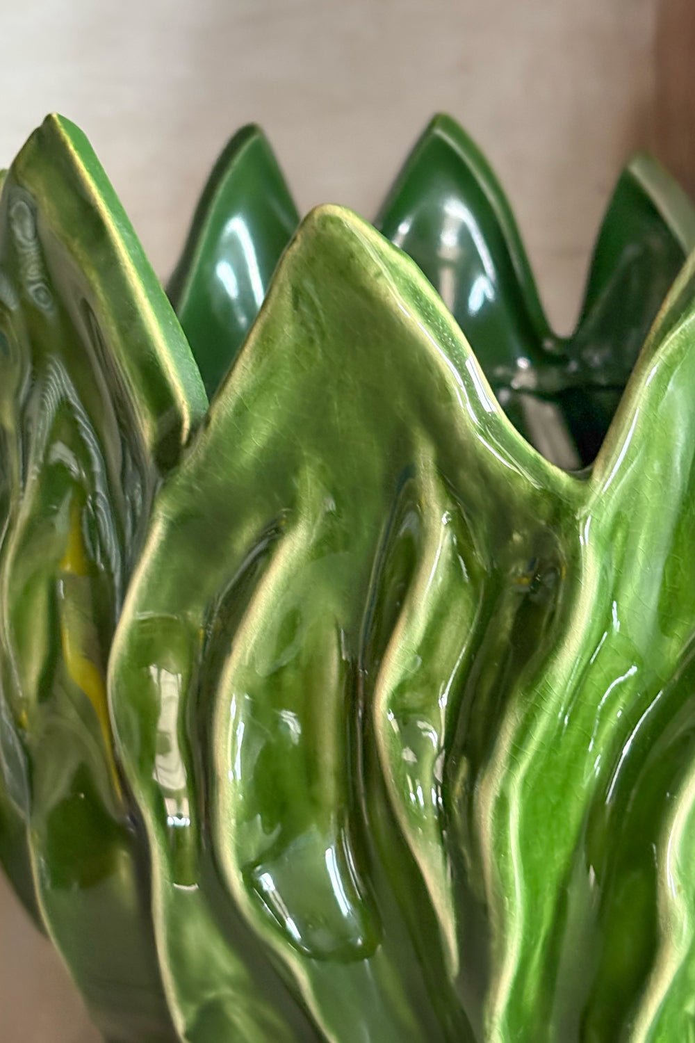 Detalle Jarrón Grande Con Diseño De Hojas Verdes Cristina Oria