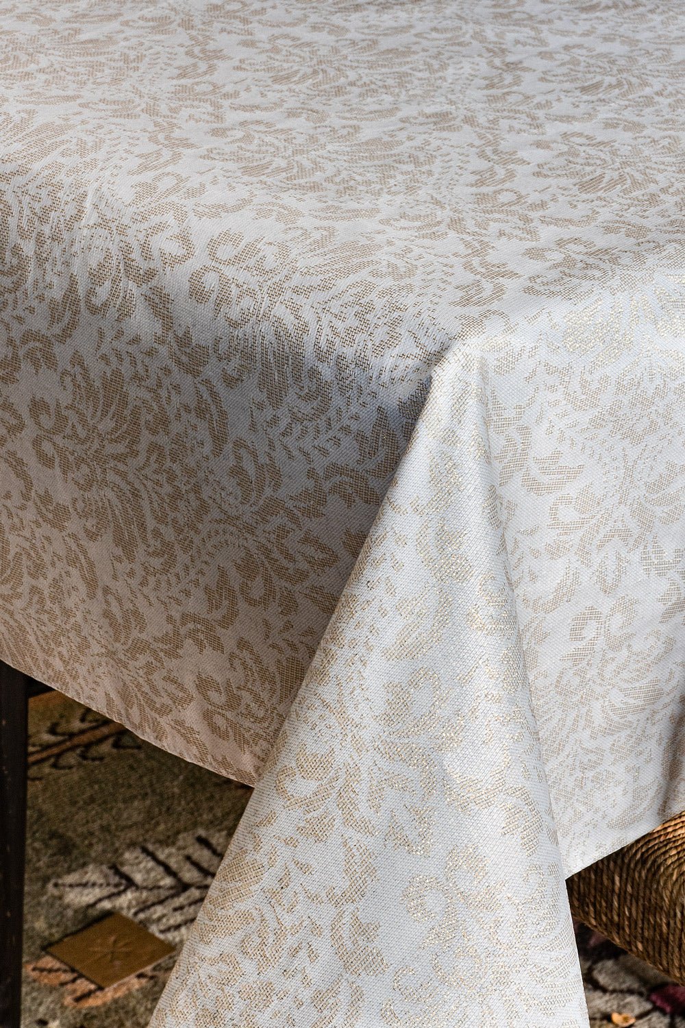 Detalle Manteles Antimanchas Con Diseño Jacquard Dorado Cristina Oria