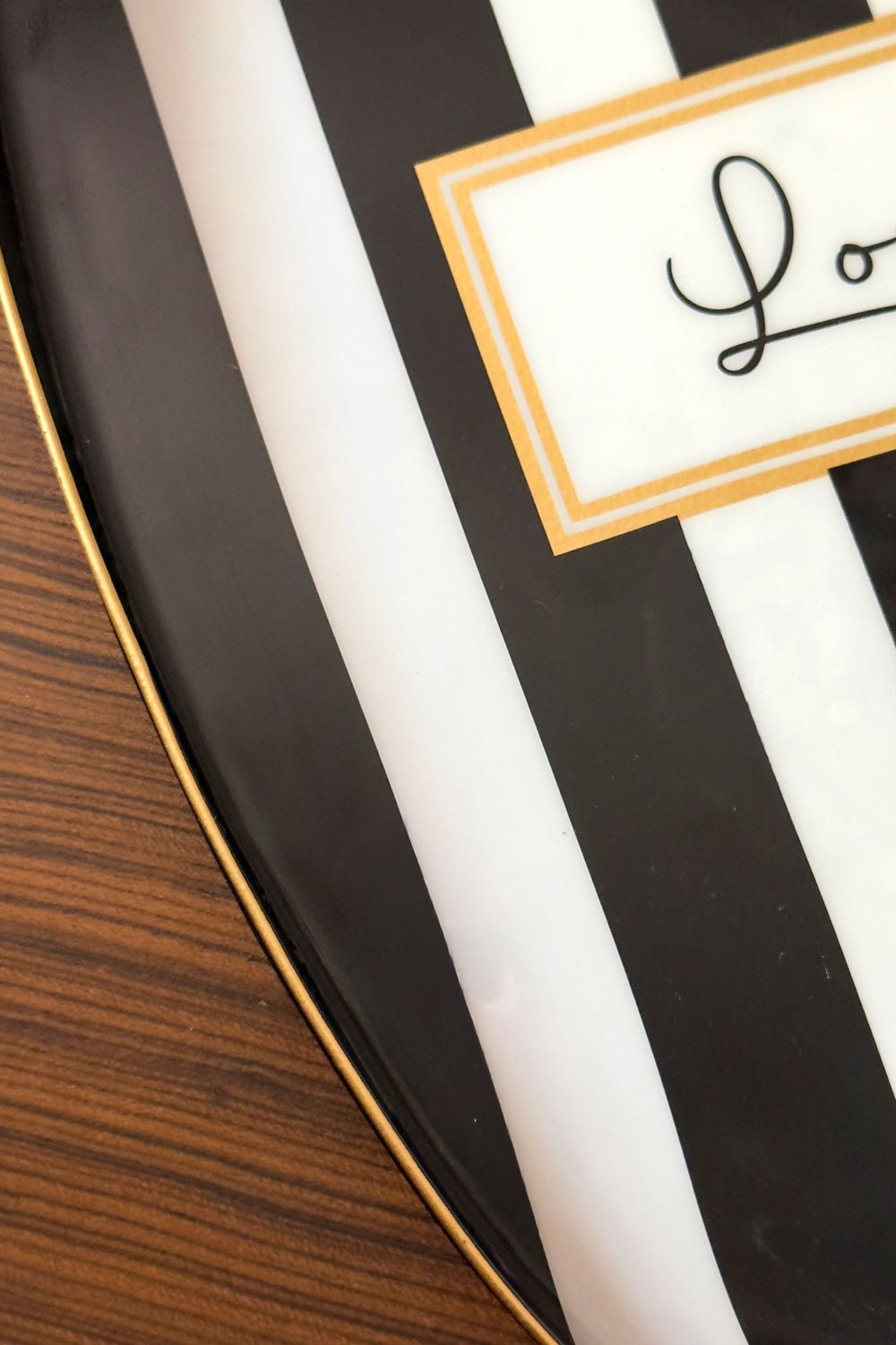 Detalle Texto Bandeja Oval Rayas Blancas Y Negras Con Mensaje "Love" Cristina Oria