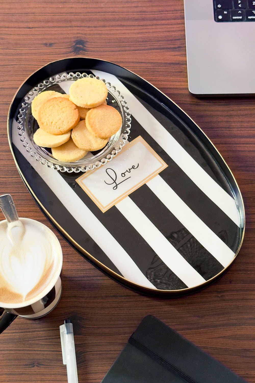 Bandeja Oval Rayas Blancas Y Negras Con Mensaje "Love" Cristina Oria