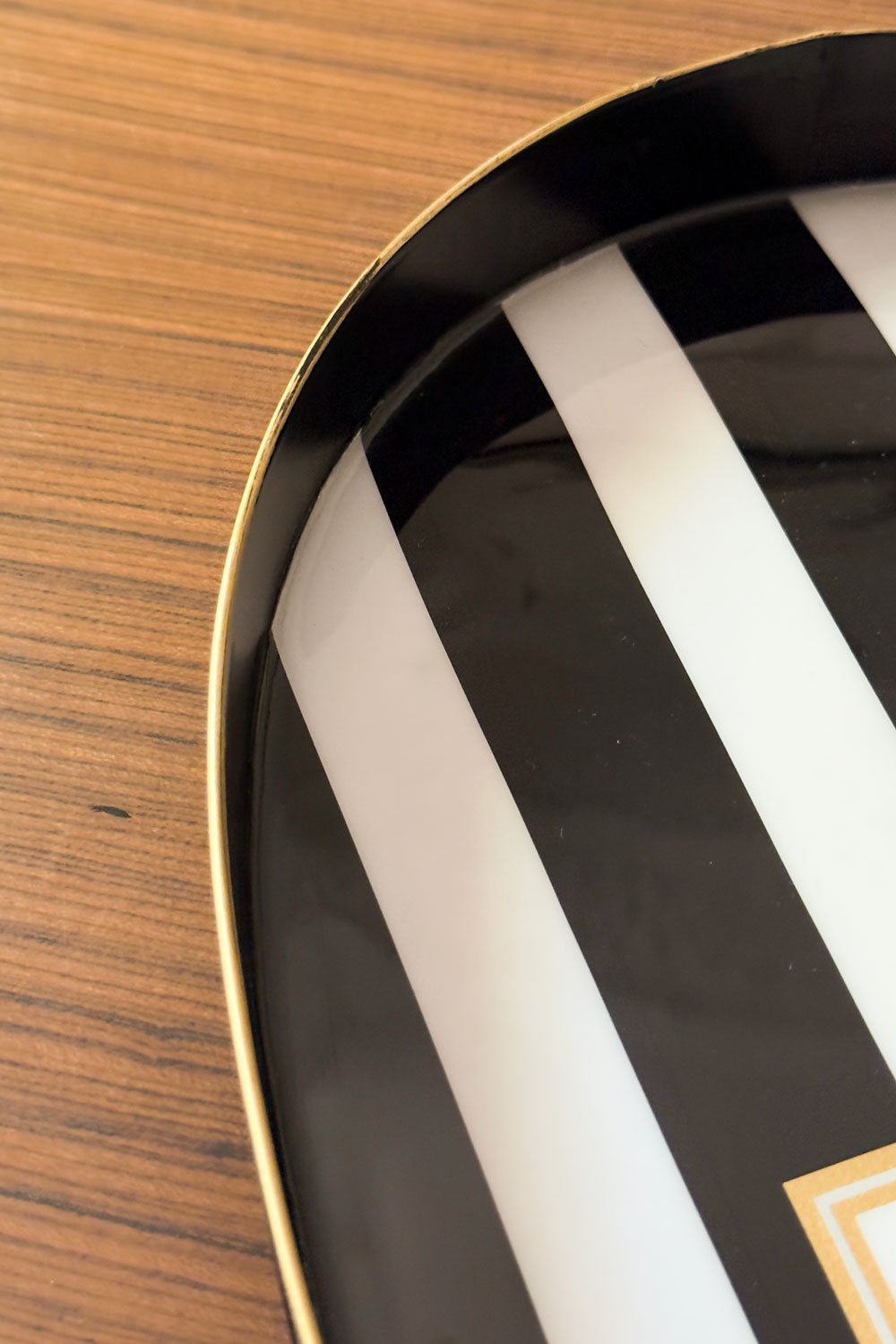 Detalle Borde Dorado Bandeja Oval Rayas Blancas Y Negras Con Mensaje "Love" Cristina Oria