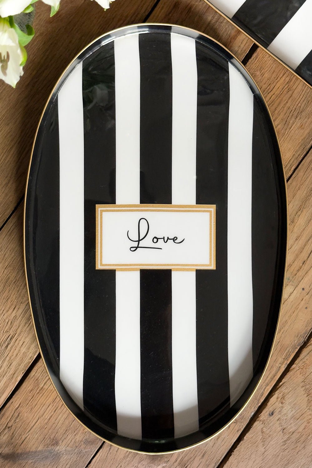 Detalle Bandeja Oval Rayas Blancas Y Negras Con Mensaje "Love" Cristina Oria