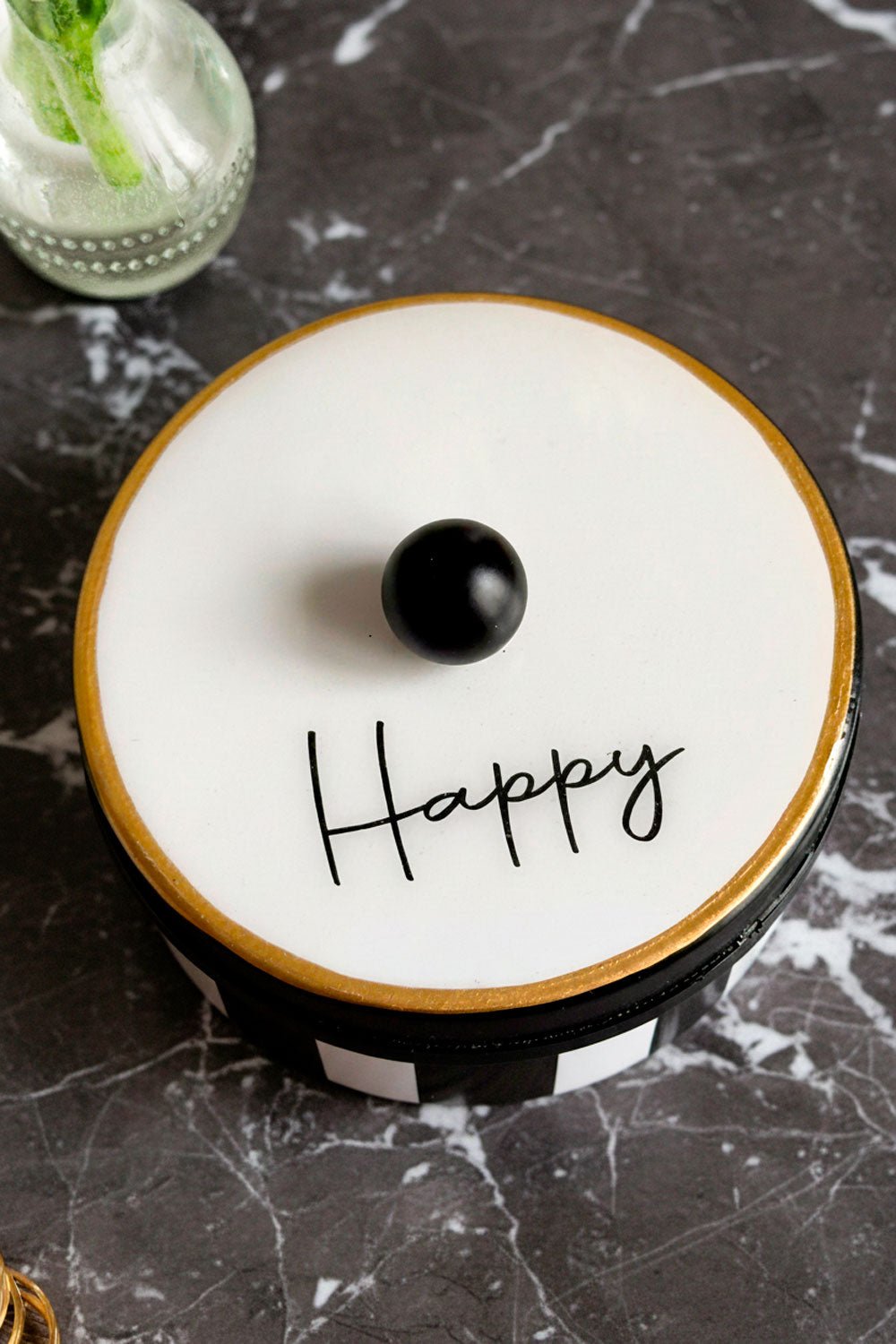 Detalle Texto Caja Decorativa Rayas Blancas Y Negras Con Mensaje "Happy" Cristina Oria