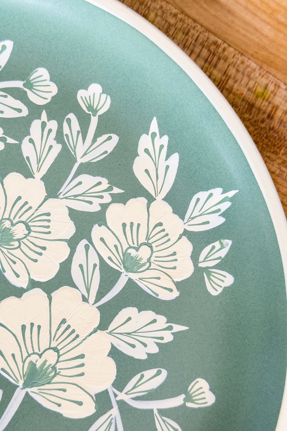 Vassoio Rotondo Verde con Fiori Bianchi Dipinti a Mano