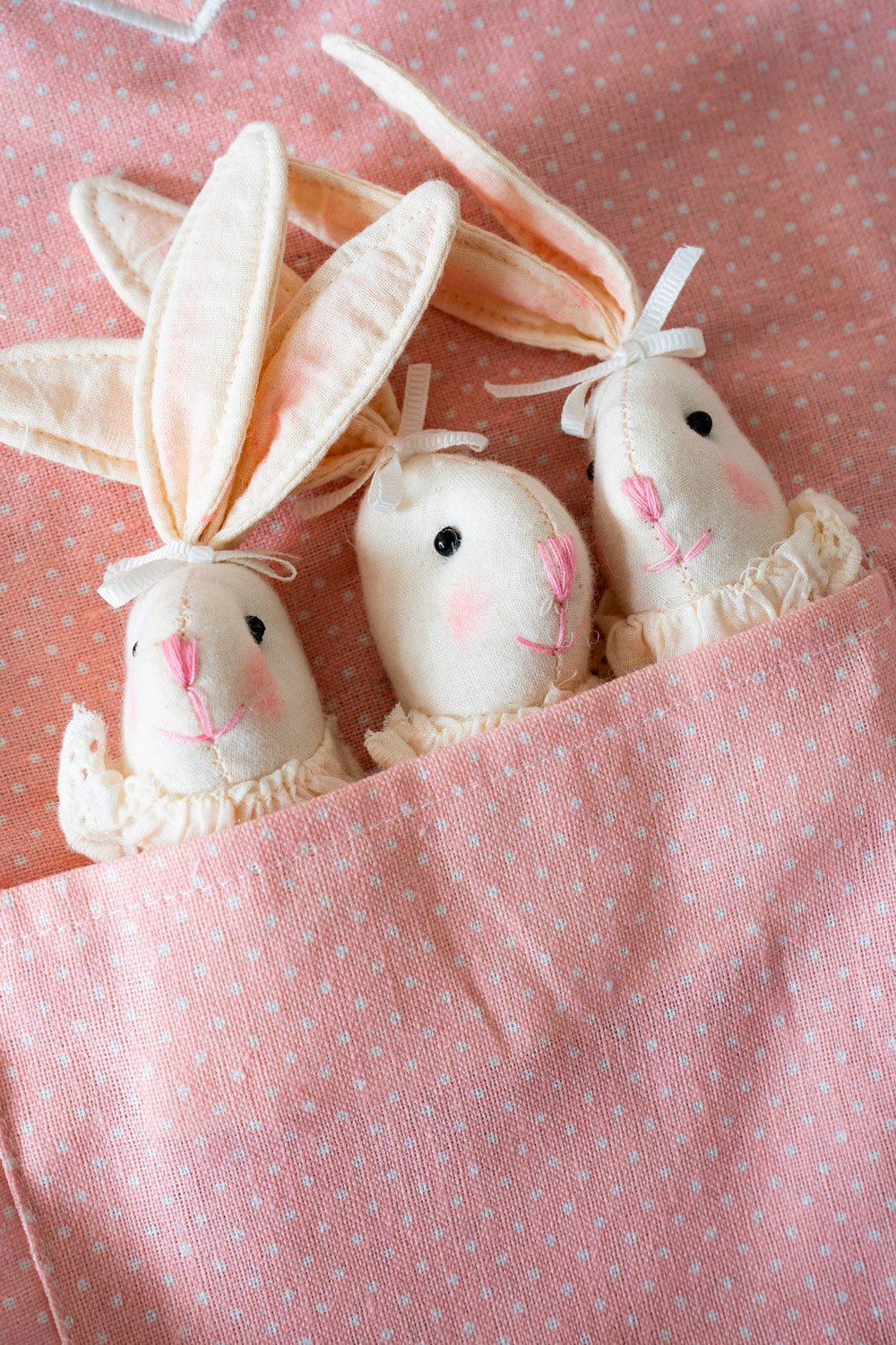 Detalle Delantal De Niños Con Diseño De Conejos & Puntos Rosas Cristina Oria