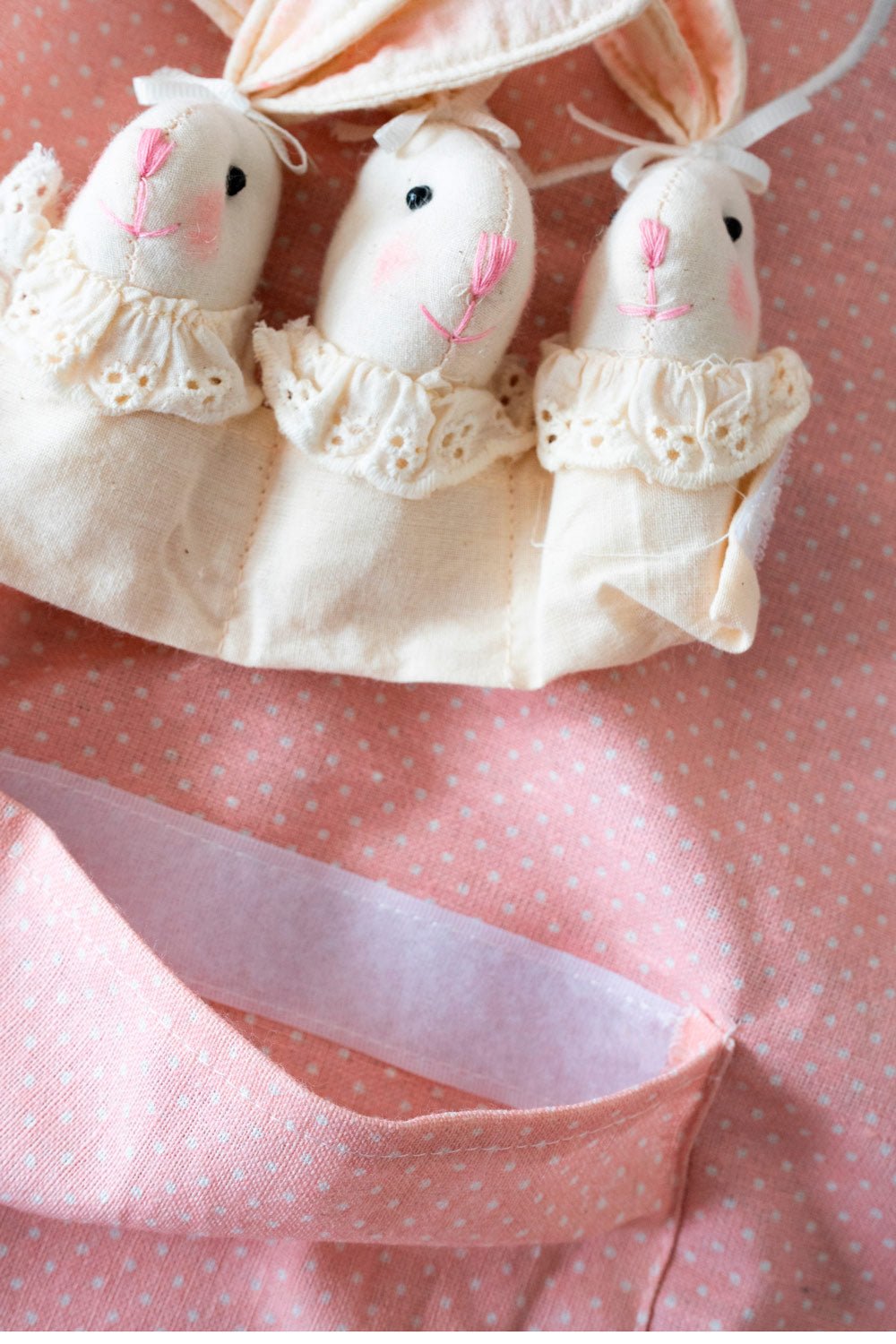 Detalle Velcro Delantal De Niños Con Diseño De Conejos & Puntos Rosas Cristina Oria