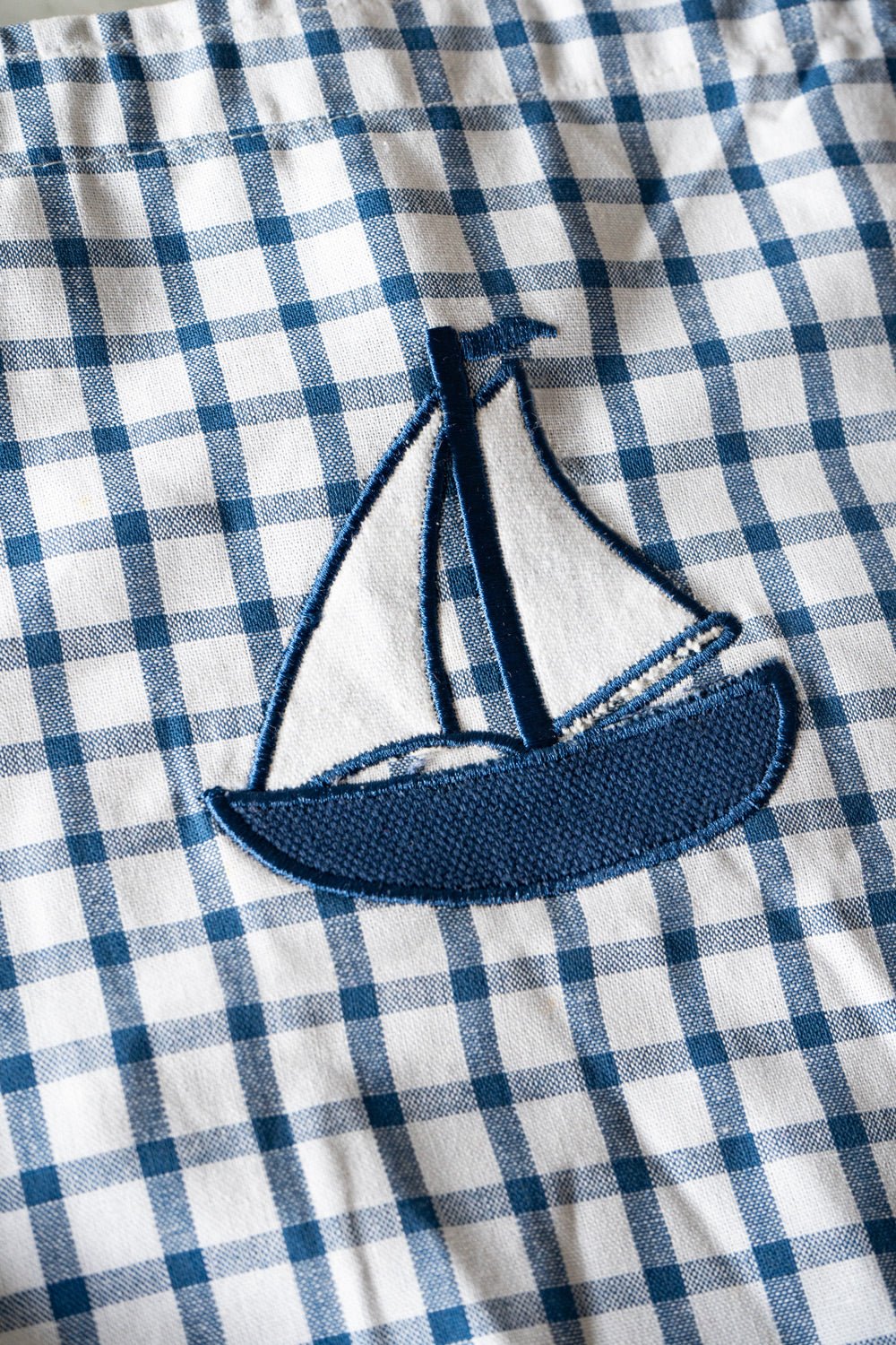 Detalle Delantal De Niños Con Diseño De Osos Marineros & Cuadros Azules Cristina Oria
