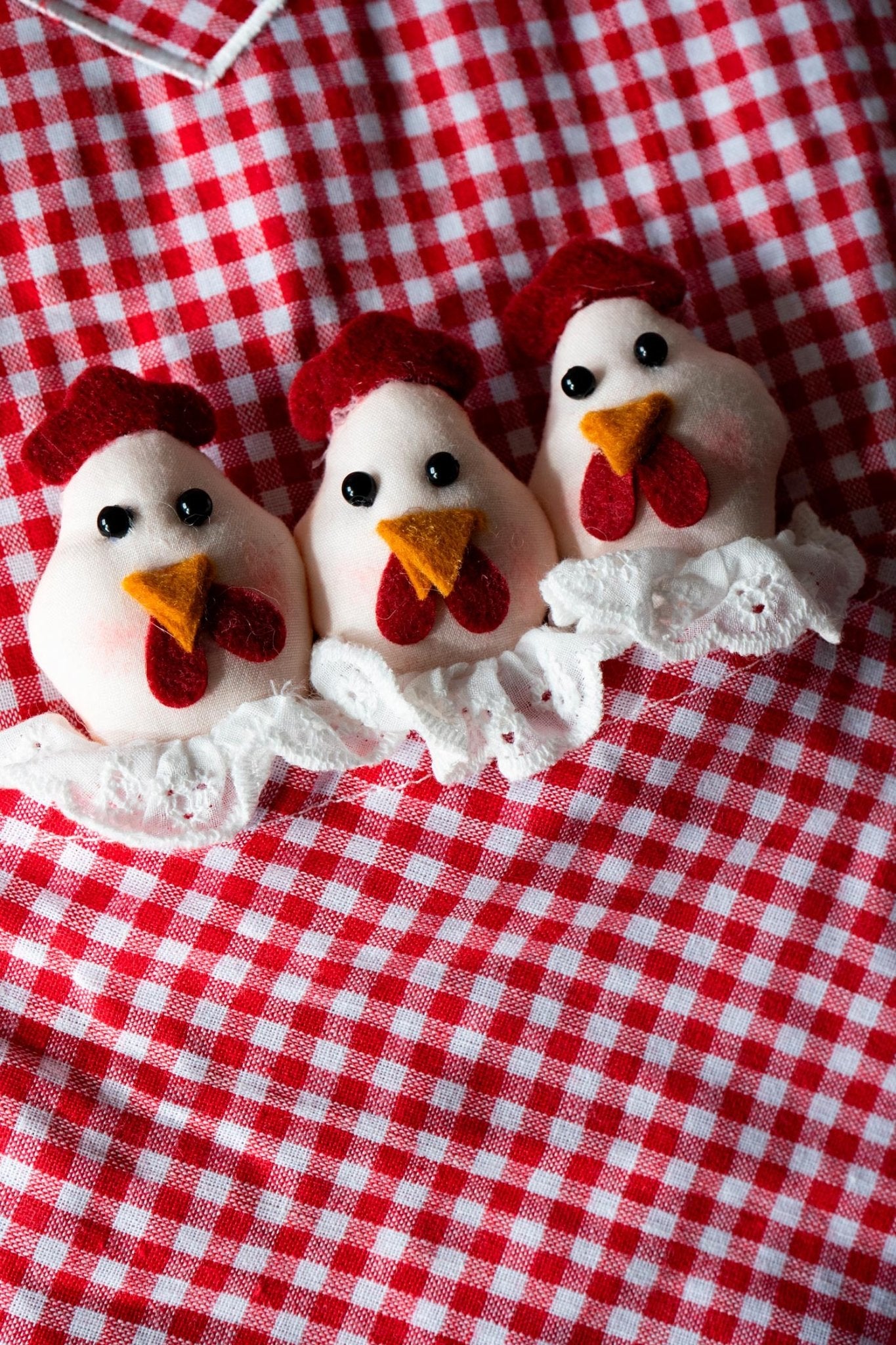 Detalle Delantal De Niños Mini Con Diseño De Gallinas & Cuadros Rojos Cristina Oria