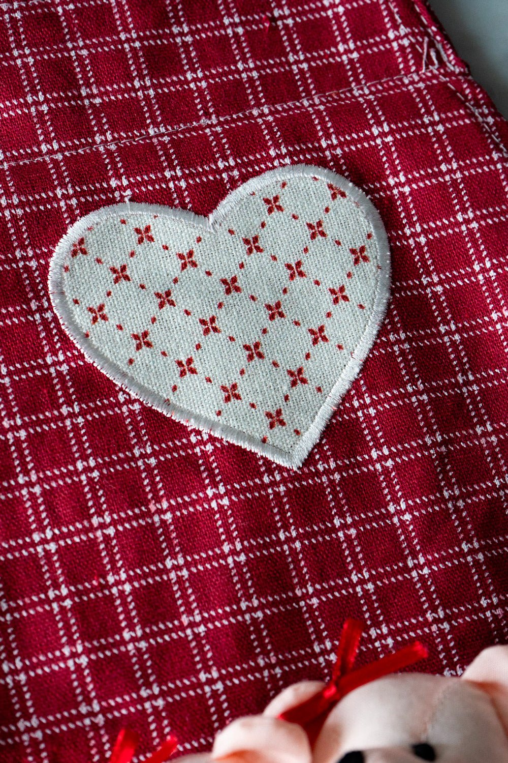 Detalle Delantal De Niños Con Diseño De Osos & Cuadros Rojos Cristina Oria