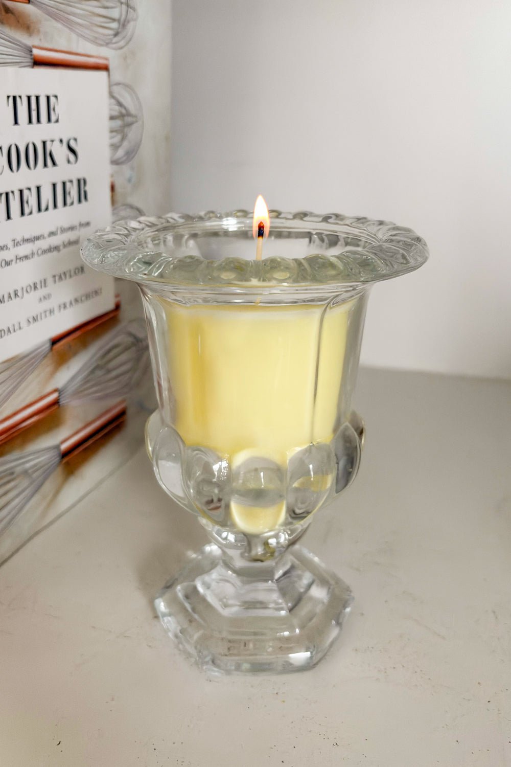Candela profumata in grande vaso di vetro