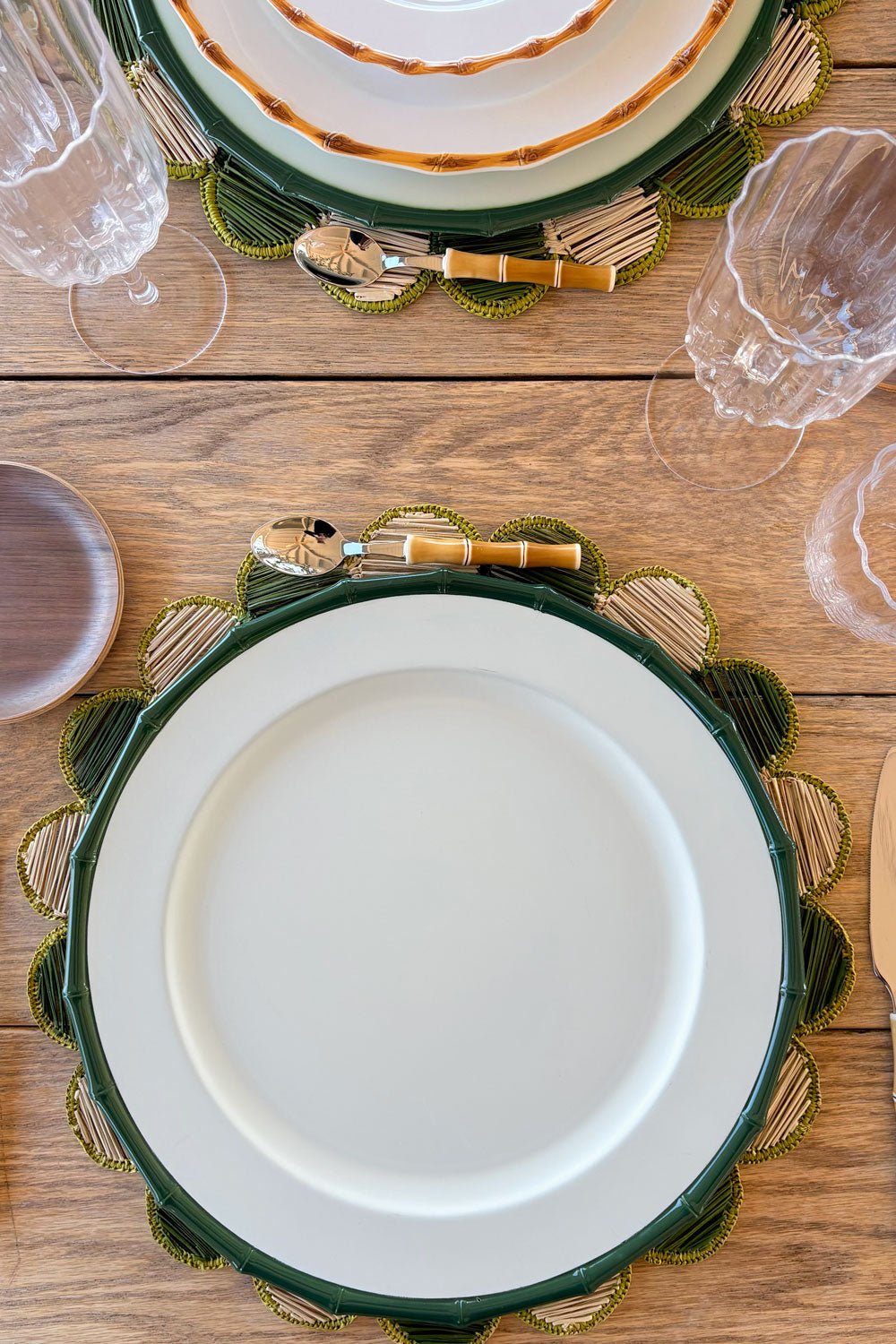 Weißer Platzteller mit grünem Bambusdesign-Rand | Tischsets