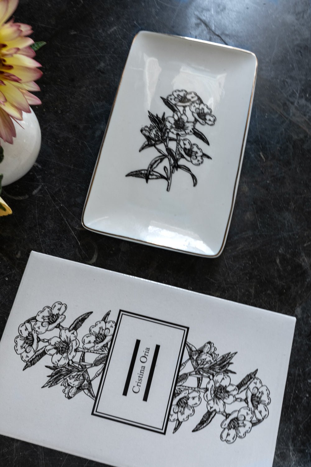 Vassoio in bianco e nero con disegno floreale
