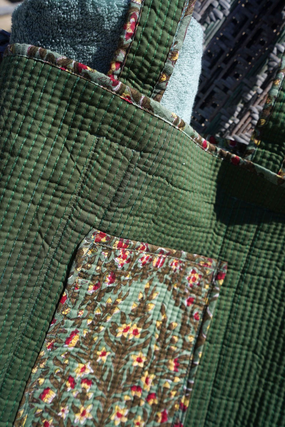 Detalle Bolsillo Bolsa Flores Verdes Cristina Oria