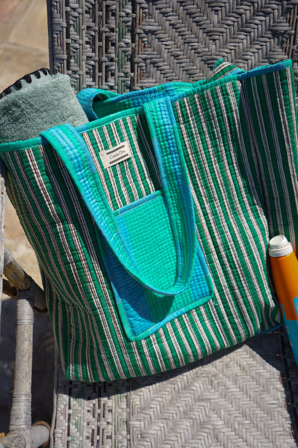 Detalle Reversible Bolsa Rayas Azules Y Verdes Cristina Oria
