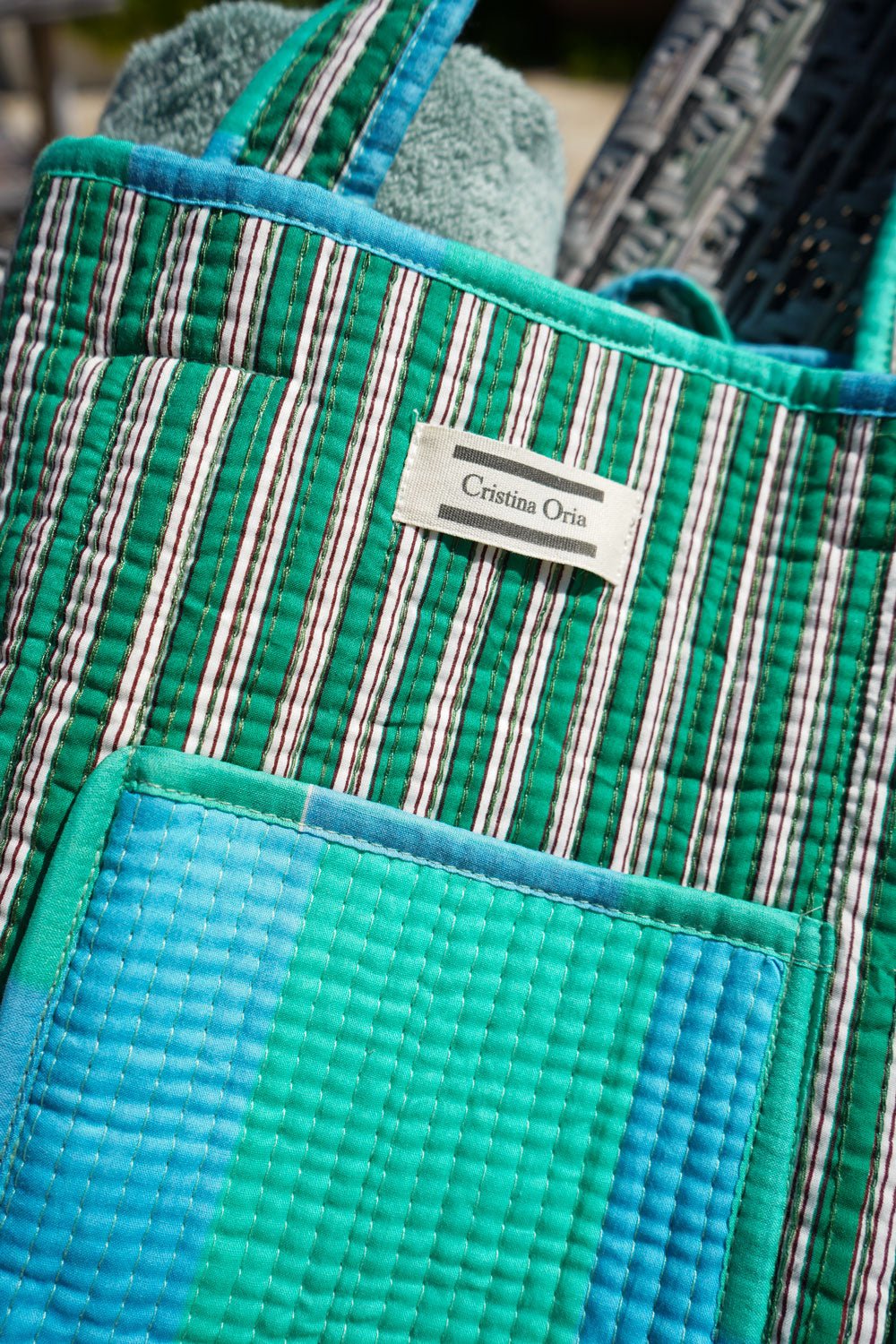 Detalle Bolsa Rayas Azules Y Verdes Cristina Oria