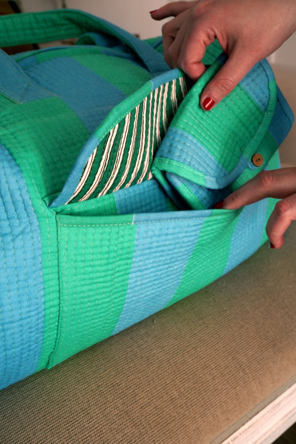 Detalle Bolsillo Frontal Bolsa De Viaje Rayas Azules Y Verdes Cristina Oria