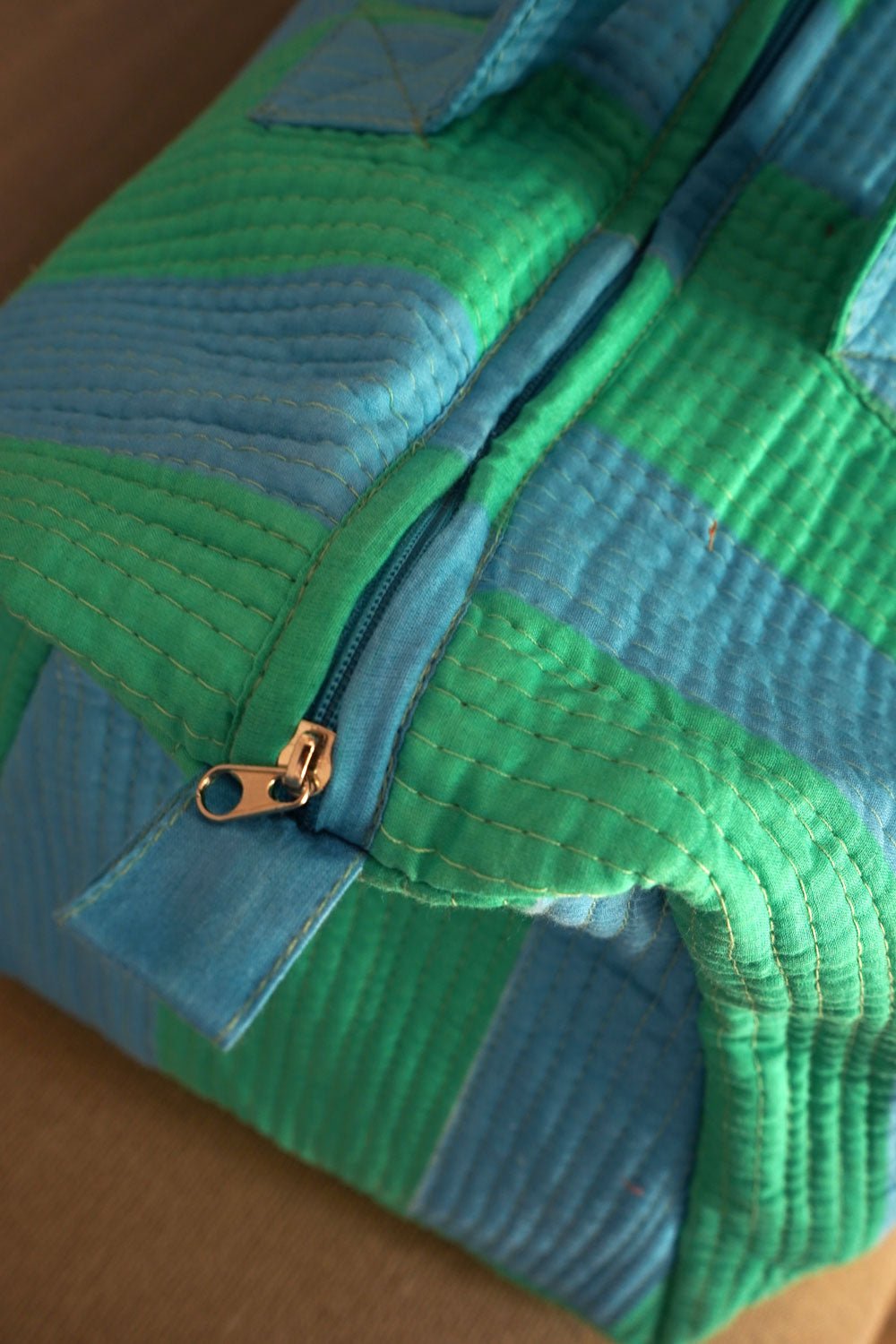 Detalle Cremallera Bolsa De Viaje Rayas Azules Y Verdes Cristina Oria