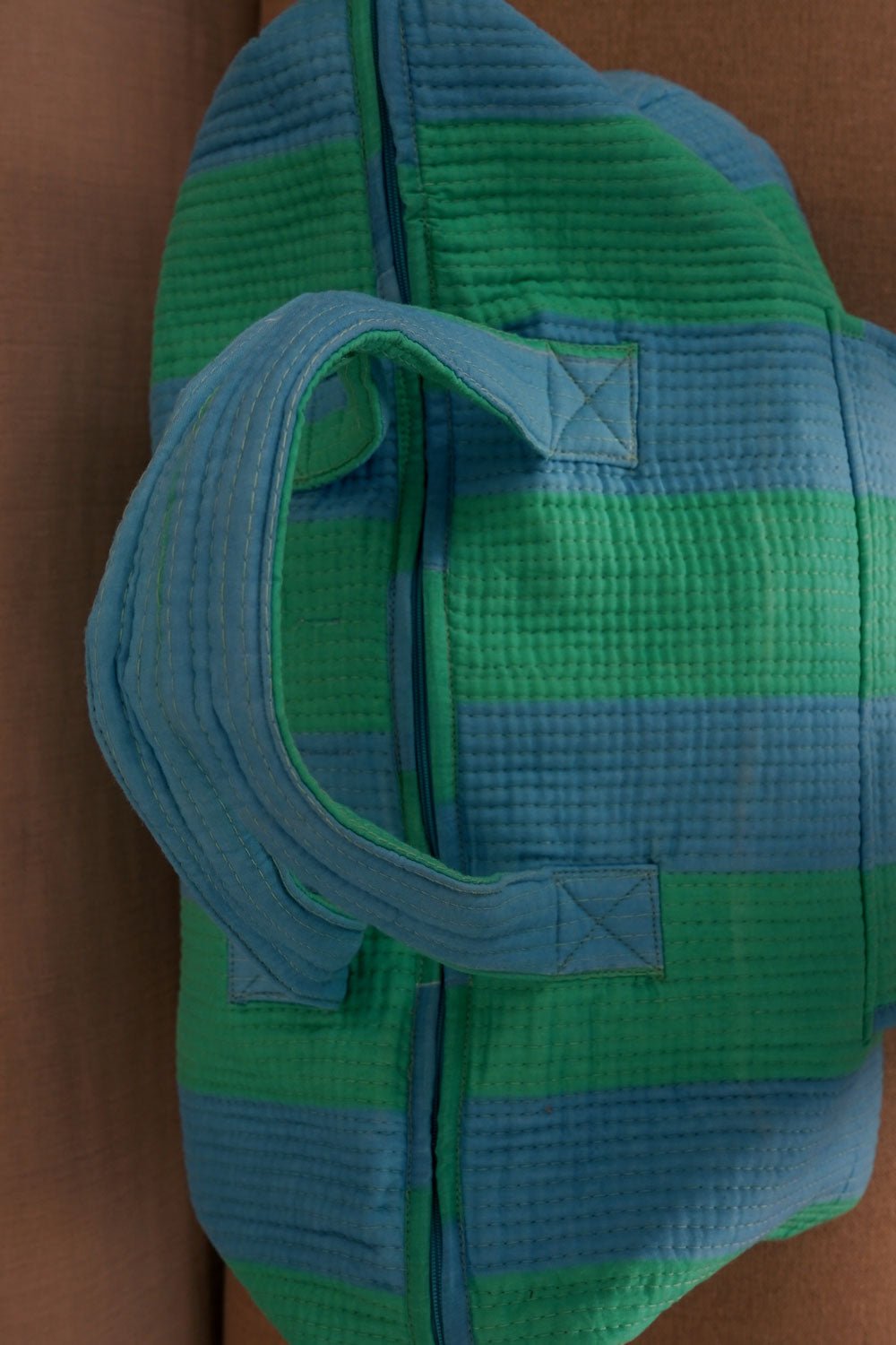 Detalle Asas Bolsa De Viaje Rayas Azules Y Verdes Cristina Oria