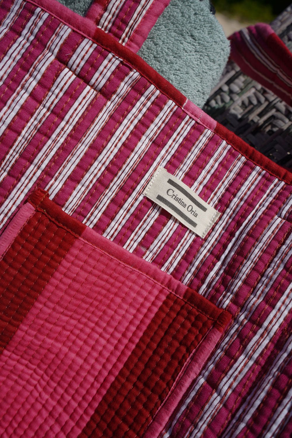 Detalle Bolsa Rayas Rosas Y Rojas Cristina Oria